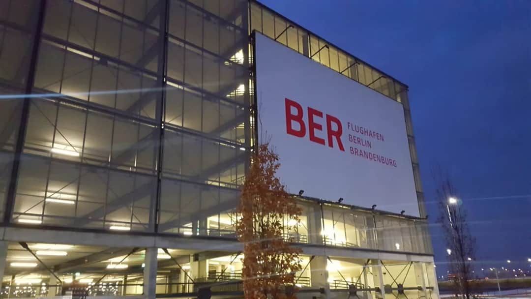 Ile kosztuje parking na lotnisku w Berlinie Brandenburg? Sprawdź ceny!